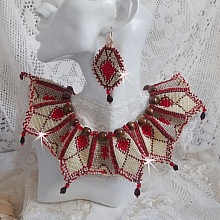Collier Romane plastron mont&eacute; avec une abondance de rocailles aux couleurs : Bordeaux, Ivoire et Rouge &agrave; laquelle s'ajoute des gouttes plates, perles en bois, perles en laiton pour un style Ethnique